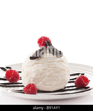 Un contemporain dessert avec glace vanille Banque D'Images