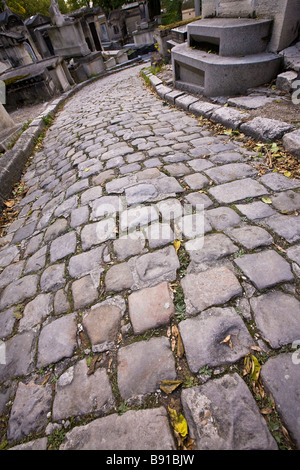 Une route pavée dans le célèbre cimetière du Père Lachaise à Paris France. Banque D'Images