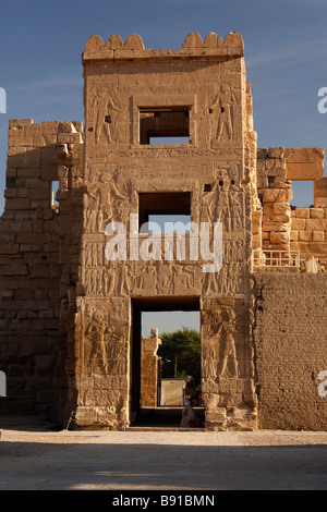 'Syrian Gate' Migdol entrée de la tour, [Médinet Habou] temple funéraire de Ramsès III, "West Bank", Luxor, Egypte Banque D'Images