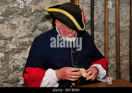 Richard Shortlidge, vêtu comme un soldat espagnol dans les années 1740, témoigne de la maroquinerie pour les visiteurs au fort Matanzas Banque D'Images