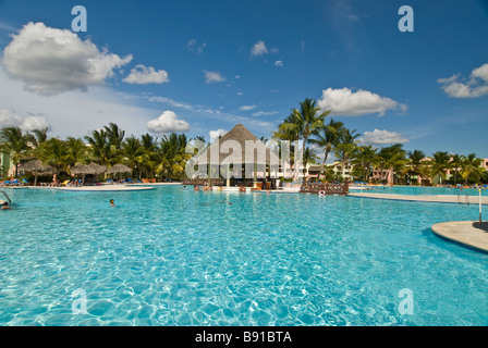 Piscine de l'hôtel pool bar chaume Bayahibe République Dominicaine Viva Wyndham Dominicus Palace all-inclusive resort palmiers Banque D'Images