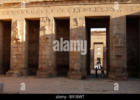 [Médinet Habou] temple funéraire de Ramsès III, Deuxième pylône et osiris piliers, "West Bank", Luxor, Egypte Banque D'Images