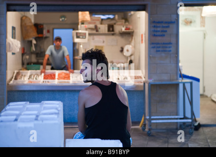 Italie Gallipoli une boutique de poissons dans l'Arbor Banque D'Images