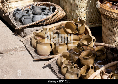 La poterie traditionnelle chinoise au marché de Lijiang, Yunnan, Chine Banque D'Images