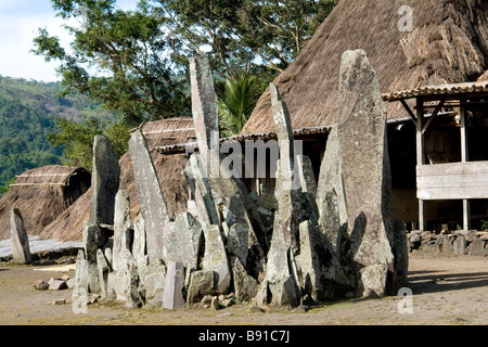 En mégalithes Bena, le plus traditionnel village Ngada - Flores (Indonésie). Mégalithes à Bena, village traditionnel Ngada. Banque D'Images