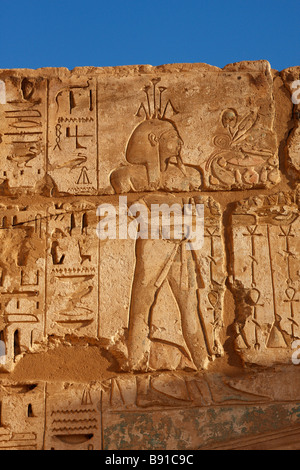 Hiéroglyphes égyptiens et wall relief montrant Hapi [dieu du Nil], [Médinet Habou] temple funéraire, "West Bank", Luxor, Egypte Banque D'Images