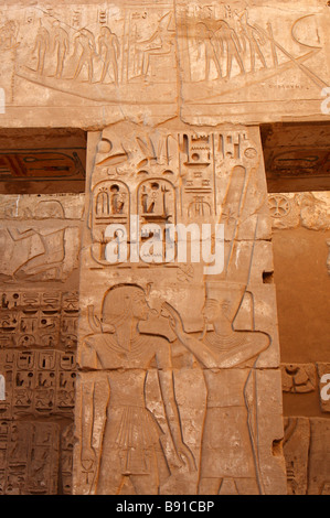 Colonne en pierre relief montrant Pharaon Ramsès III, dieu Amon et bateau sacré, [Médinet Habou Temple], "West Bank", Luxor, Egypte Banque D'Images