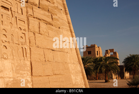 [Médinet Habou Temple], hiéroglyphes sculptés sur mur de premier pylône, 'Syrian' derrière la porte, "West Bank", Luxor, Egypte Banque D'Images