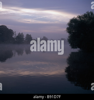 Tamise de Aston Oxfordshire tôt le matin, le brouillard. Banque D'Images