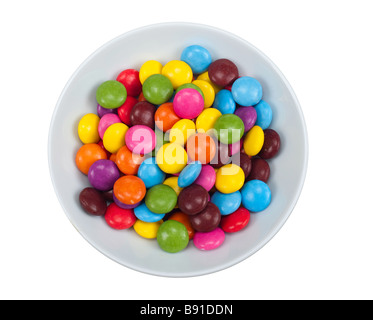 Close up de bonbons colorés dans un bol isolé sur fond blanc Banque D'Images