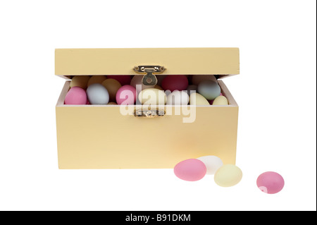 Fort de sucre amandes oeufs de pâques isolé sur fond blanc Banque D'Images