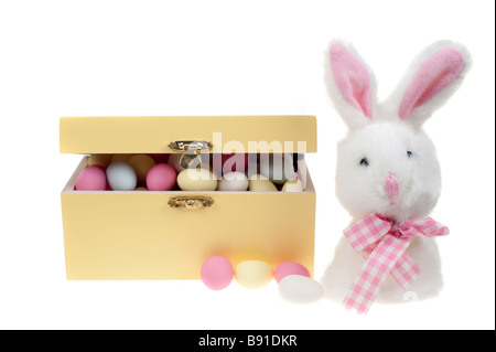 Fort de sucre bonbons amandes avec bunny isolé sur fond blanc Banque D'Images