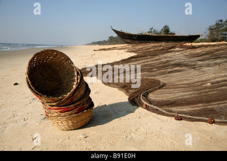 Les filets de pêche séchant au soleil sur la plage de Mobor à Goa, Inde Banque D'Images