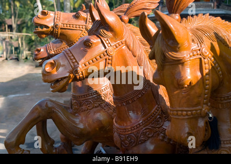 Cheval de bois Sculpture sur l'équipe de voiture du temple (chariot) pour transporter les idoles de dieux hindous utilisé les jours de festival. Banque D'Images