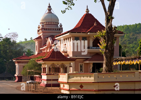 Temple Hindou tower sur le coucher du soleil. Banque D'Images