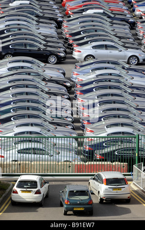 Toute nouvelle JAGUAR CARS À AVEC D'ANCIENNES VOITURES EN STATIONNEMENT SUR LA VOITURE D'USINE DE CASTLE BROMWICH COMPANYS À BIRMINGHAM, UK,. Banque D'Images