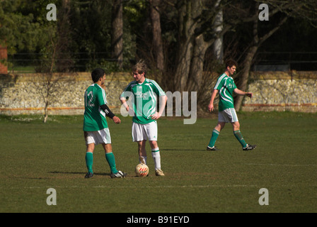 Kick Off - parc local football - Worthing, West Sussex. Banque D'Images