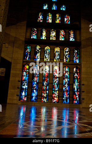 Vitraux de l'église supérieure reflétée sur sol de mosaïque à l'intérieur de la basilique de l'annonciation Nazareth Israël Banque D'Images