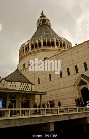 Pèlerins laissant basilique de l'Annonciation le plus grand moyen orient église catholique construite 1966 Banque D'Images