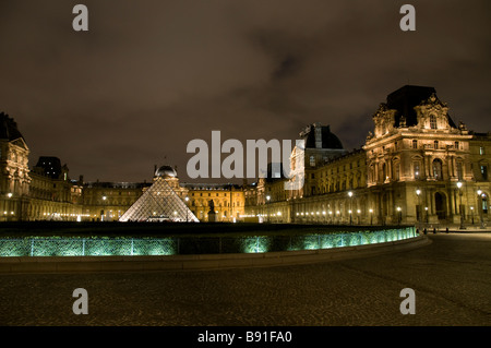 Musée du Louvre la nuit. Banque D'Images