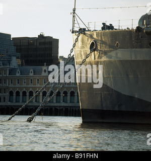 Le HMS Belfast sur ses ancrages permanents sur la Tamise. Arc et des chaînes d'ancre. Banque D'Images