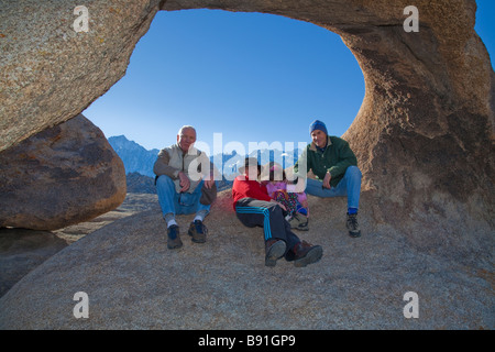 Les gens assis dans arche naturelle. Banque D'Images