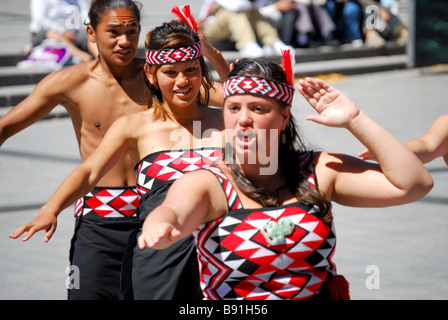 Les danseurs maoris, Place de la Cathédrale, Christchurch, Canterbury, île du Sud, Nouvelle-Zélande Banque D'Images