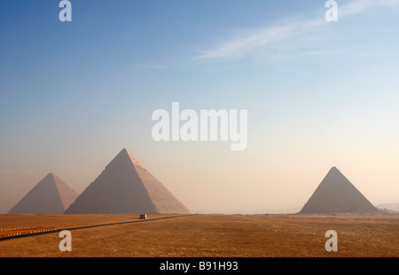 Pyramides égyptiennes, desert view against blue sky, Giza, Cairo, Égypte, Afrique du Nord Banque D'Images