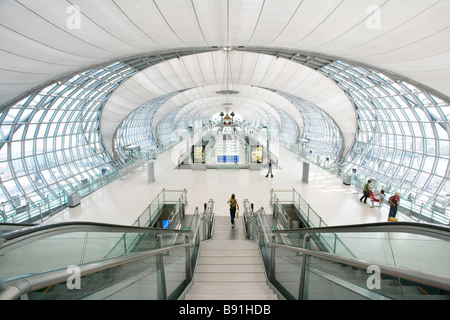 Vue de l'intérieur de l'Aéroport International Suvarnabhumi Airport à Bangkok en Thaïlande Banque D'Images