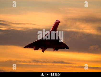 Silhouette d'un British Airways Aerospatiale Concorde à l'atterrissage à l'aéroport Heathrow de Londres, au coucher du soleil Banque D'Images