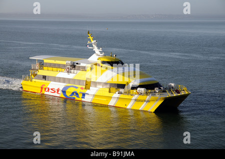 Fastcat Ryde approchant le port de Portsmouth avec une toile du Solent et l'île de Wight dans le sud de l'Angleterre UK Banque D'Images