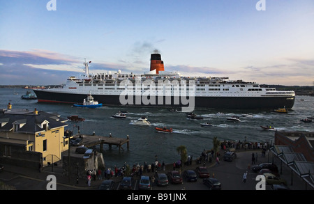 QE2 de quitter le port de Cobh Cork Irlande Banque D'Images