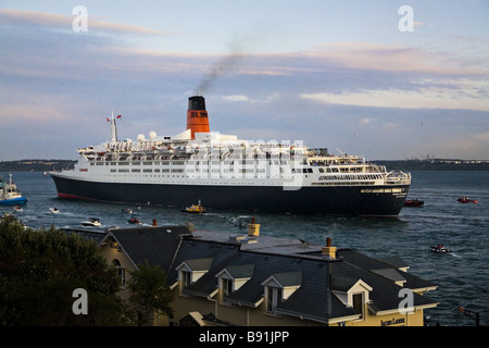 QE2 (départ du port de Cobh Cork Irlande Banque D'Images