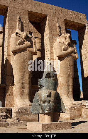 Granit sculpté tête de Ramsès II et osiris piliers, le Ramesseum [temple funéraire], "West Bank", Luxor, Egypte Banque D'Images