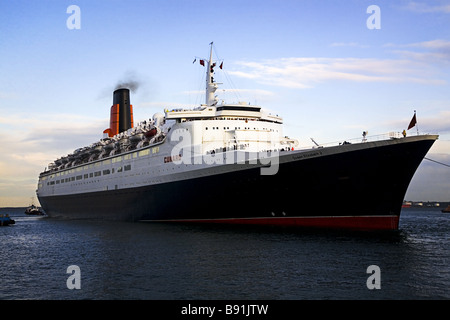 QE2 (liner de quitter le port de Cobh Cork Irlande) Banque D'Images