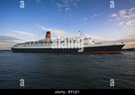 QE2 de quitter le port de Cobh Cork Irlande. Banque D'Images