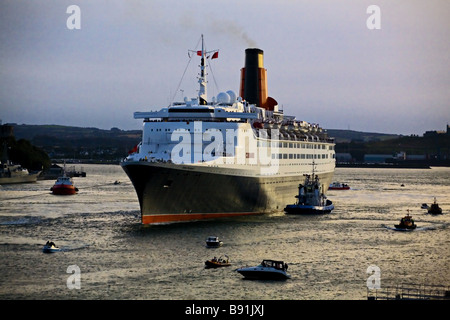 QE2 de quitter le port de Cobh Cork Irlande. Banque D'Images