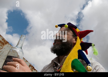 Un colon juif portant une coiffe de clown qui prennent part à la parade annuelle marquant la fête de Pourim dans la vieille ville d'Hébron Cisjordanie Israël Banque D'Images