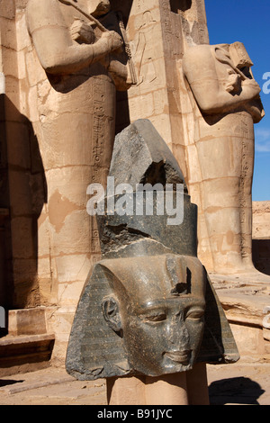 Granit sculpté tête de Ramsès II et d'Osiris, statues de pierre le Ramesseum [temple funéraire], "West Bank", Luxor, Egypte Banque D'Images