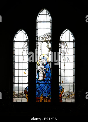 Vitraux par Martin travers (1886-1948); Sainte Vierge Marie et enfant, Dorset de l'église Tyneham Banque D'Images