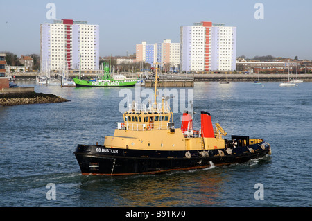 Serco Denholm navire exploité par DD sur le port de Portsmouth dans le sud de l'Angleterre UK Tug puissant vu avec un fond de Marina Hasler UK Banque D'Images