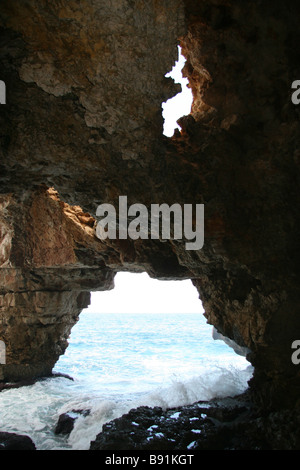 La Cala del Moraig érodé arch et lucarne à Playa del Moraig, Benitachell, Espagne. Banque D'Images