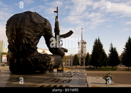 Ekaterinbourg, Yakaterinburg Russie Tchétchénie War Memorial à l'ancien siège du KGB dans le contexte Banque D'Images