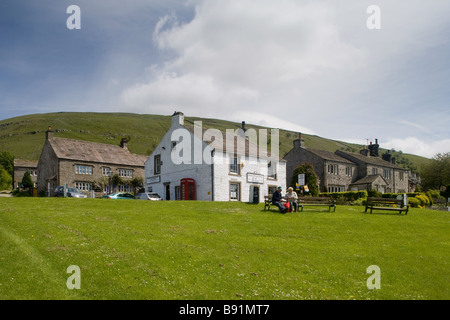 Les marcheurs à Buckden village, North Yorkshire, profiter de leur pique-nique sur la place du village. Banque D'Images