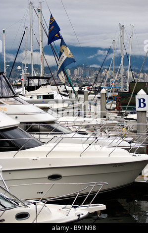 Coal Harbour Marina et le West Vancouver, Colombie-Britannique, Canada skyline en arrière-plan. Banque D'Images