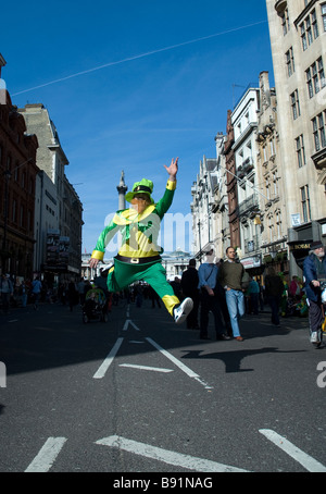 Un lutin irlandais saute dans la St Patrick day celebration London 2009 Banque D'Images