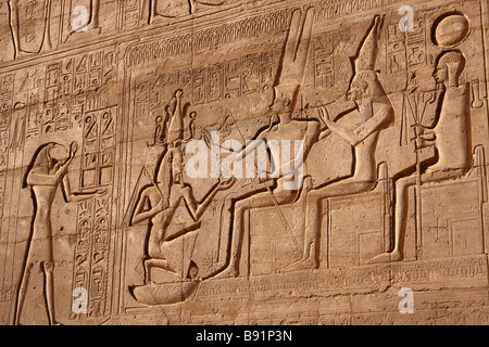 Mur égyptien scène de secours. Dieu Thot, Ramses II, la famille de triade thébaine Amon, Mout et Khonsou. Temple Ramesseum, Louxor, Egypte Banque D'Images