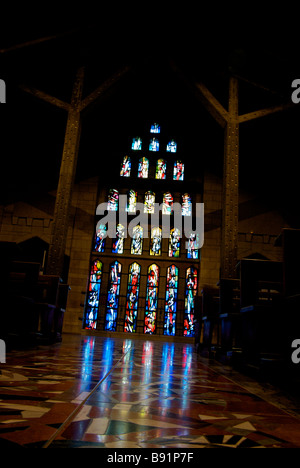 Vitraux de l'église supérieure reflétée sur sol de mosaïque à l'intérieur de la basilique de l'annonciation Nazareth Israël Banque D'Images