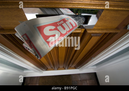 Journal imprimé Sun UK dans la boîte aux lettres, Londres Royaume-Uni Banque D'Images
