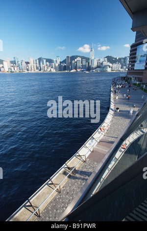 Avis de Tsim Sha Tsui East, Promenade avec l'île de Hong Kong Skyline en arrière-plan Banque D'Images